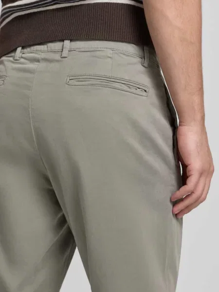 Chinosy o kroju tapered fit z kieszenią z tyłu Casual Friday