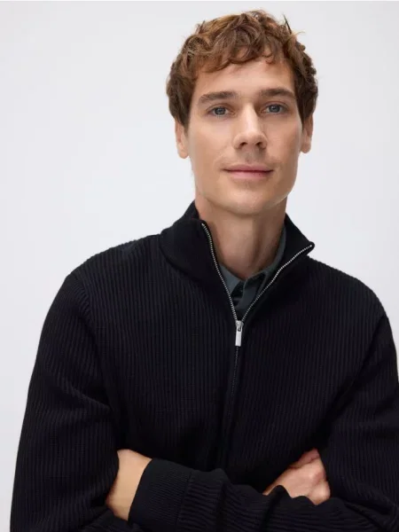 Свитер Reserved с воротником стойка черный