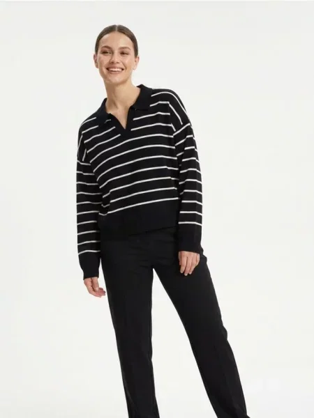 Светр у смужку з коміром чорний