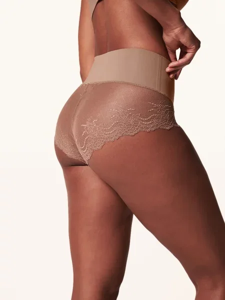 Spanx Majtki Modelujące Spanxsupersmooth™ Undie-Tectable® Lace beige beżowe