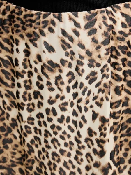 Spódnica midi Gestuz z nadrukiem w panterkę do kolan