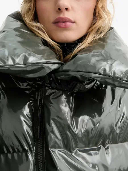 Яке Rains зелено