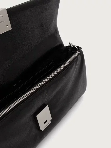 Calvin Klein Válltáska Emblem fekete