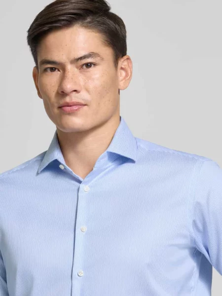 Koszula biznesowa o kroju regular fit z kołnierzykiem typu cutaway Christian Berg Men błękitna