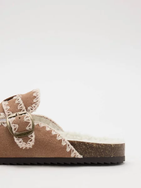 Chodaki z przeszyciami i klamrą średni Dzieci 33 MANGO KIDS brązowy