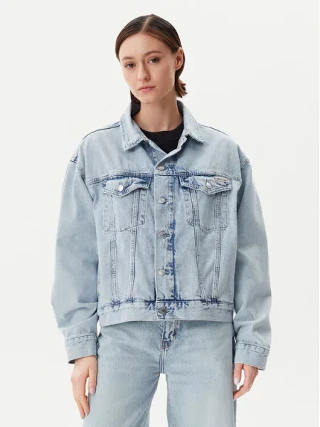 Kurtka jeansowa z z patką na piersi niebieska