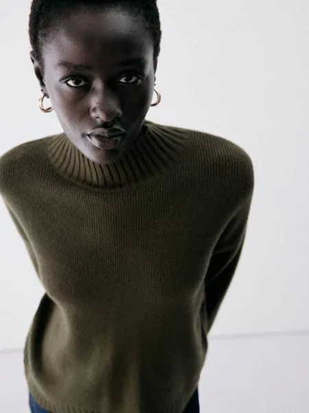 Sweter dzianinowy z kominem khaki Kobieta XS MANGO