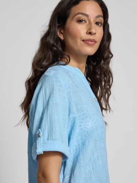 Bluzka o kroju relaxed fit z obszyciem koronką model ‘Li’ Zabaione niebieska
