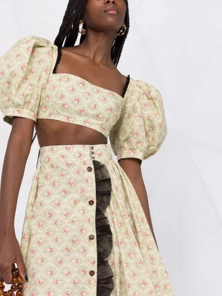 Top Ulyana Sergeenko w kwiatki z nadrukiem o krotszym kroju