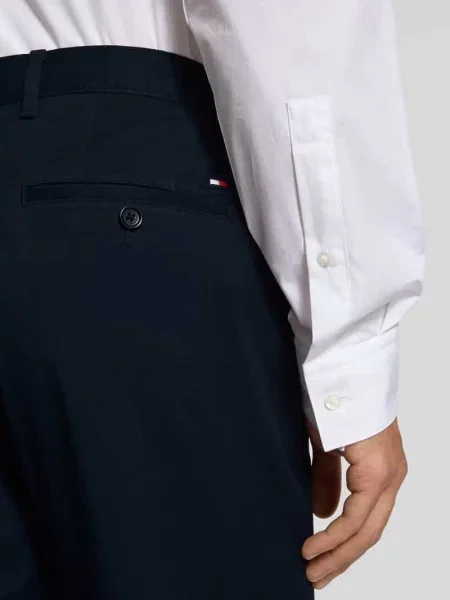 Chinosy o kroju regular fit z mieszanki bawełny model ‘DENTON’ Tommy Hilfiger niebieskie