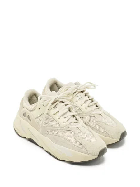 Sneakerși Adidas Yeezy din piele de căprioară