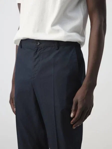 Spodnie slim fit cropped z mieszanki bawełny Mężczyzna 40 MANGO MAN granatowy