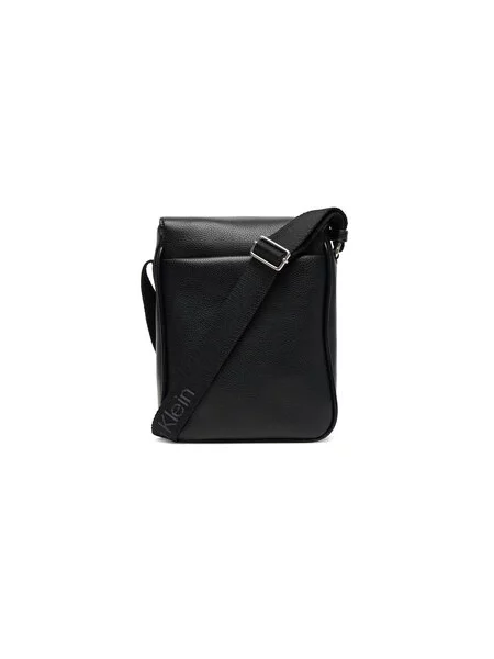 Calvin Klein Maža rankinė Cargo Flap Reporter juoda