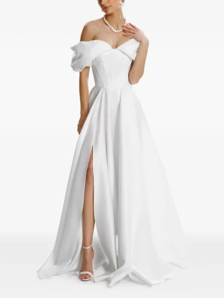Rochie maxi Framboise cu umerii deschiși de costum alb