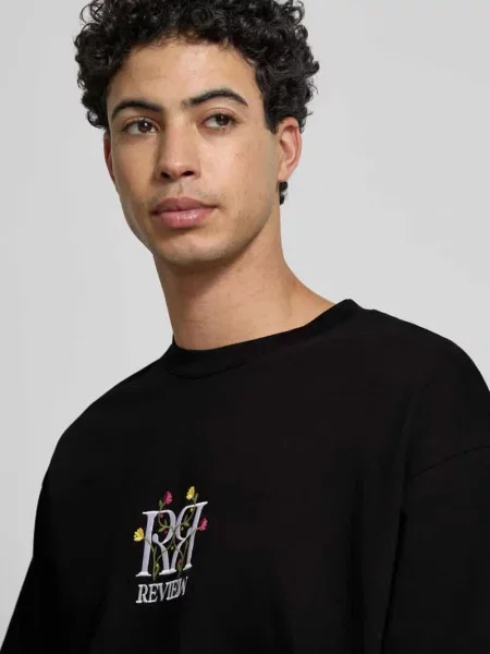T-shirt o kroju oversized fit z wyhaftowanym logo Review czarna
