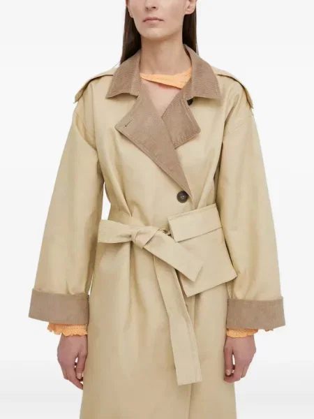 Trenč kaput Résumé