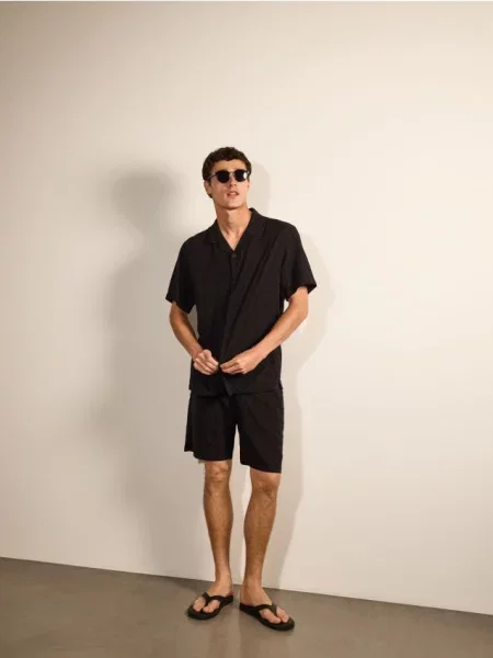 Reserved Pantaloni scurți regular din structurat negru
