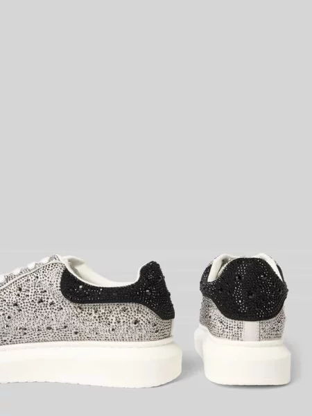 Sneakersy z obszyciem nitami na całej powierzchni model ‘Icebox’ Steve Madden srebrne