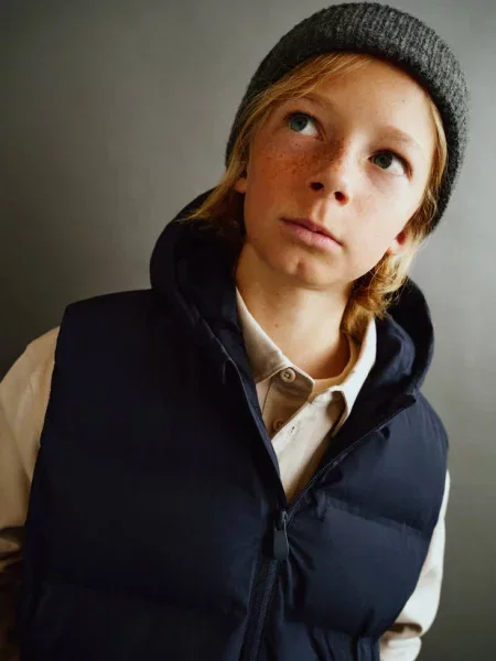 Pikowana kamizelka z kapturem Dzieci lata MANGO KIDS granatowy