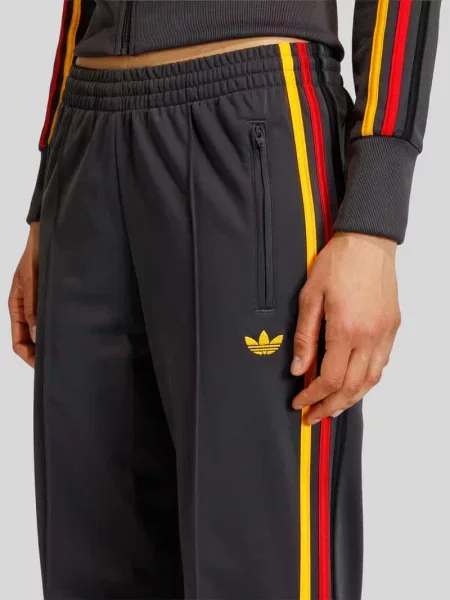 Spodnie dresowe o kroju regular fit z wyhaftowanym logo Adidas Originals czarny