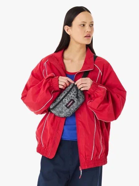 EASTPAK Ľadvinka Springer svetlosivá / tmavosivá / červená čierna