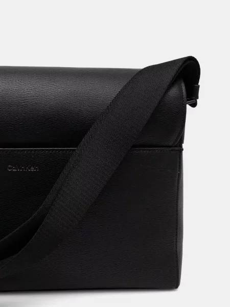 Calvin Klein Saszetka Emblem Hw Flap Messenger czarny