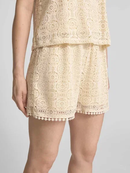 Szorty o kroju regular fit z efektem podpalania model ‘MAYA’ Vero Moda białe