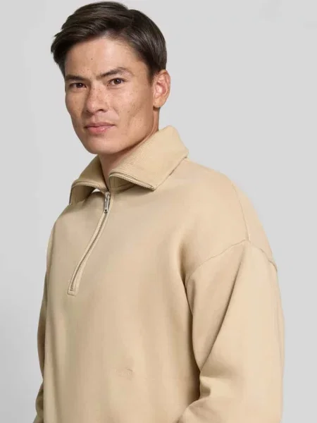 Bluza o kroju regular fit z mieszanki bawełny z kołnierzem zapinanym Drykorn beżowa