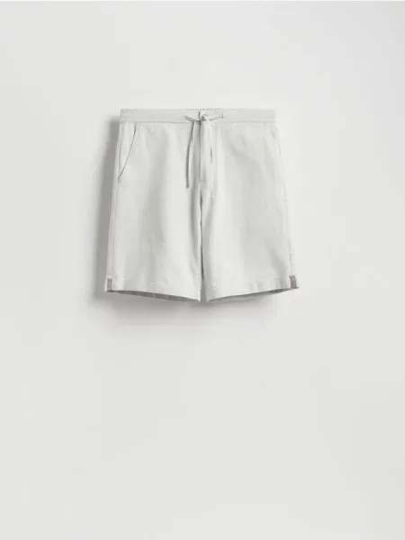 Reserved Pantaloni scurți regular cu amestec de in deschis gri