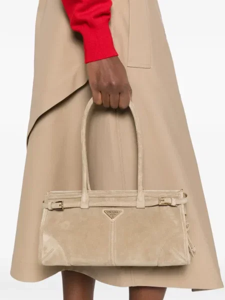 Велурена шопинг чанта Prada