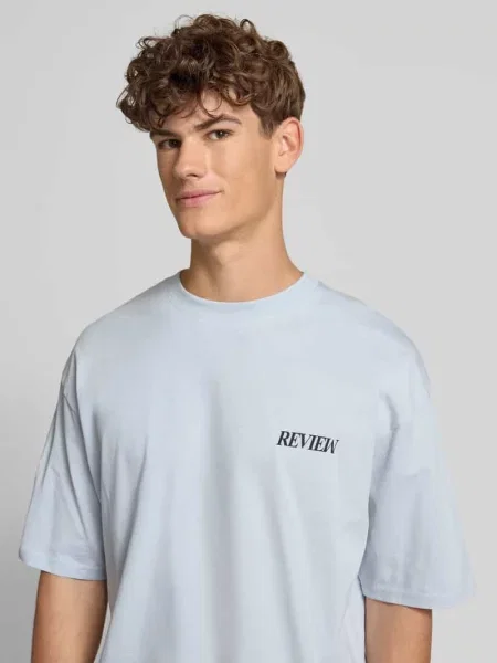 T-shirt z obniżonymi ramionami Review błękitna