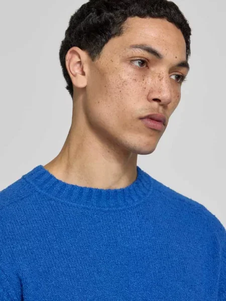 Sweter o kroju relaxed fit w dzianinowym stylu Forét niebieski