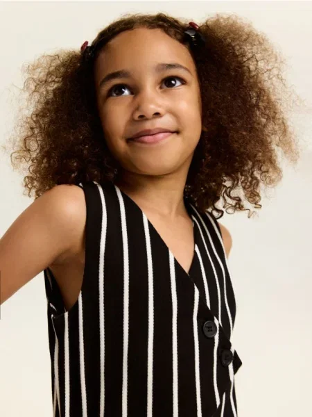 Reserved Elegantná pásikavá vesta čierna