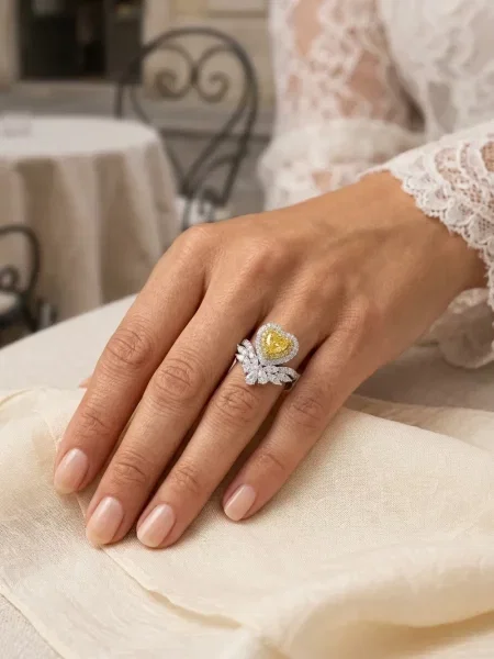 Inel Hyt Jewelry cu motiv cu inimi galben