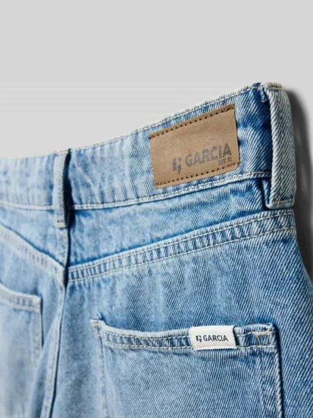 Szorty w kroju regular fit z naszywką z logo Garcia niebieskie