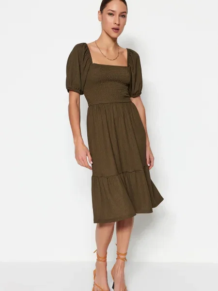 Dzianinowa sukienka midi Trendyol z dekoltem kwadratowym