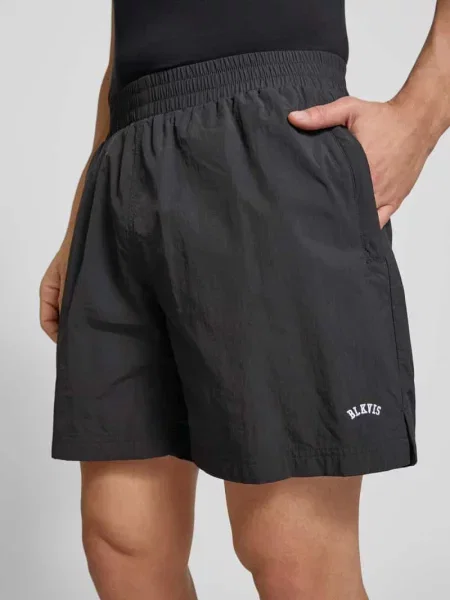 Szorty o kroju regular fit z wyhaftowanym logo Blkvis czarne