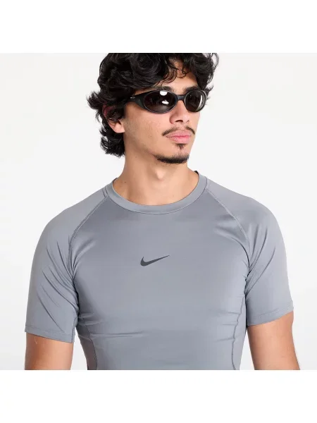 Коротка фітнес футболка Nike чорна