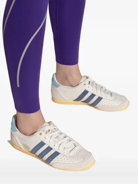 Pantaloni scurți Adidas zdrențuiți cu dungi din satin maro