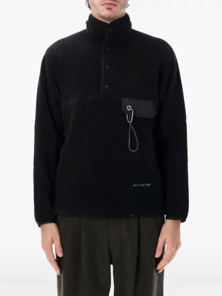 Sweter And Wander polarowy zapinany na zatrzaski czarny