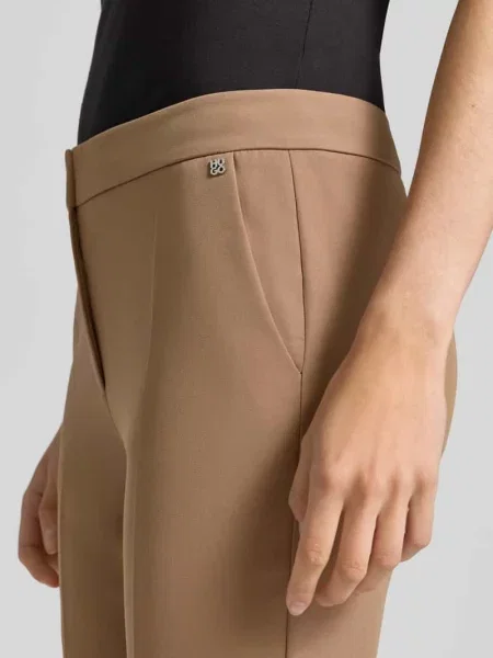 Wąskie spodnie z detalem z logo model Hugo beżowe