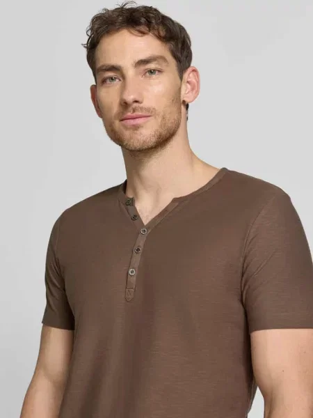 T-shirt z dekoltem w serek i listwą guzikową Mcneal