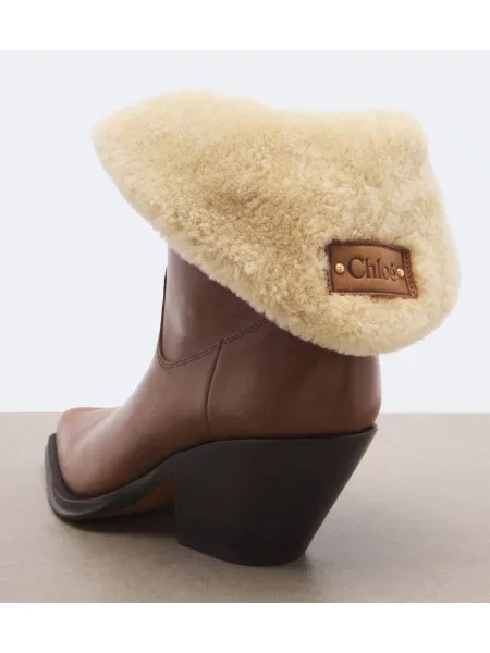 Cizme scurte Chloé din piele de oaie maro
