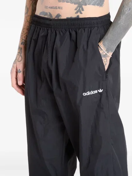 Krótka graficzny koszulka Adidas Campus z perforacją szara