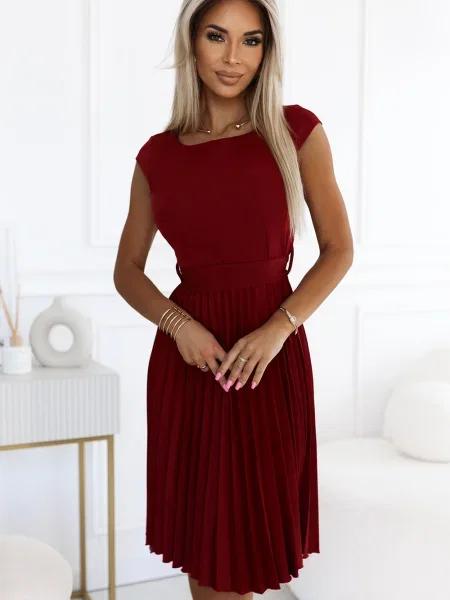 Rochie mini Numoco cu mâneci scurte plisată scurtă bordo