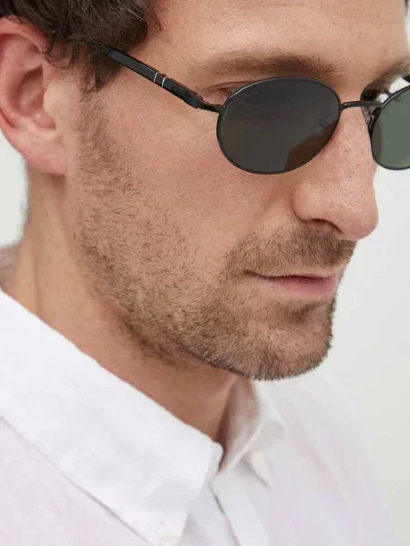 Солнцезащитные очки Persol черные