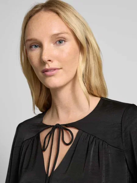 Bluzka o kroju regular fit z rozkloszowanymi mankietami model ‘MARY’ Vero Moda czarna
