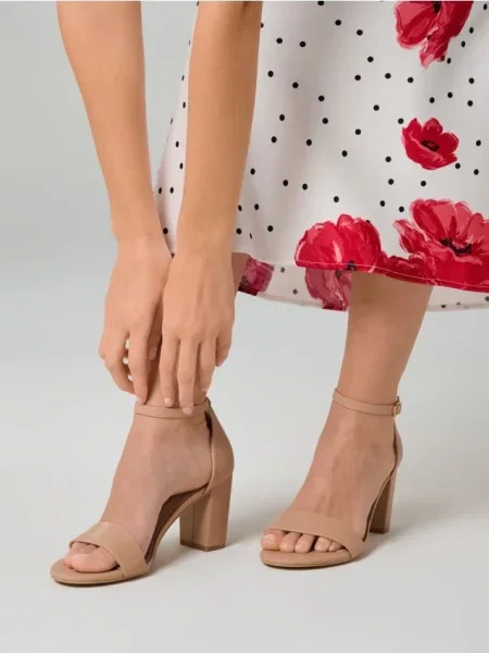Босоніжки на стовпчастому підборі зі шкіряною устілкою бежевий