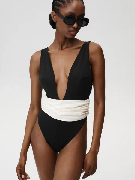 Undress Code jednoczęściowy strój kąpielowy Aura Swimsuit miękka miseczka czarny
