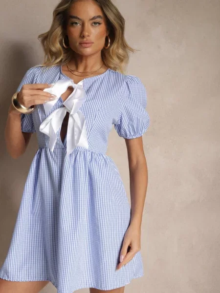 Jasnoniebieska Retro Sukienka w Kratkę Vichy o Rozkloszowanym Kroju z Wiązaniem Temarea niebieska